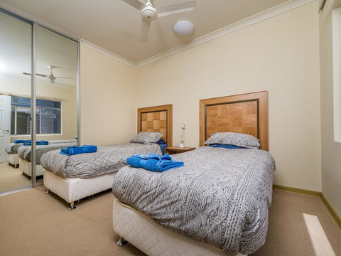 Seafront Unit 60 - Accommodation QLD 2