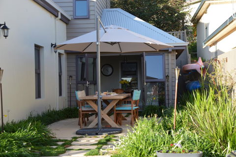 Rowley House - Accommodation QLD 7