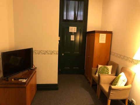 The Palace Hotel - Accommodation QLD 1