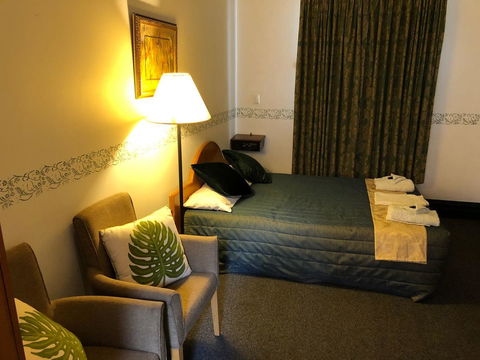 The Palace Hotel - Accommodation QLD 7