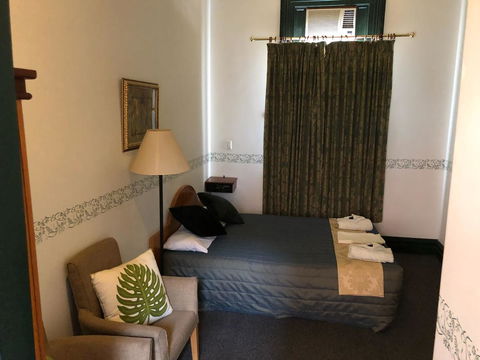 The Palace Hotel - Accommodation QLD 2