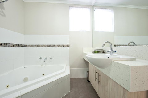 Mandalay Holiday Resort And Tourist Park - Accommodation QLD 43