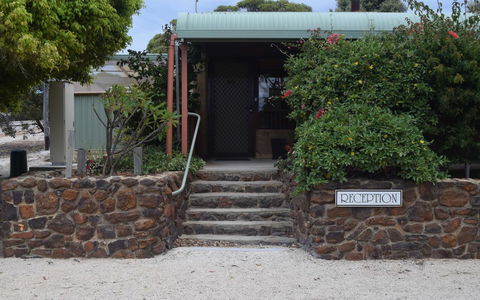 Hopetoun Motel & Chalet Village - Accommodation QLD 9
