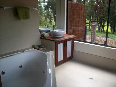 SilverSprings Spa Retreat Pet Friendly Cottages And Glampings - Accommodation QLD 5