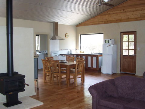 SilverSprings Spa Retreat Pet Friendly Cottages And Glampings - Accommodation QLD 11