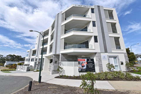 Infinite Apartment Opposite Garden City - Accommodation QLD 17
