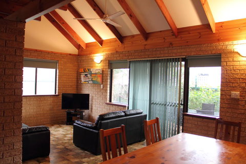 Kestrel Chalets - Accommodation QLD 8
