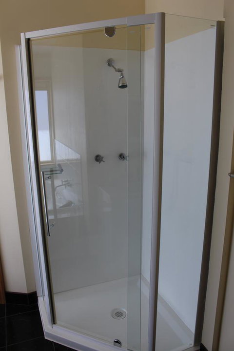 Tullah Lakeside Lodge - Accommodation QLD 4