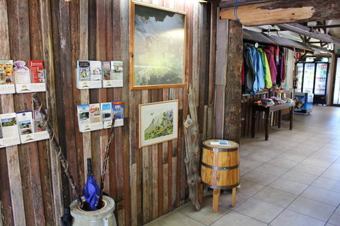 Tullah Lakeside Lodge - Accommodation QLD 25