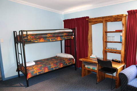 Tullah Lakeside Lodge - Accommodation QLD 8