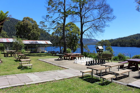 Tullah Lakeside Lodge - Accommodation QLD 33