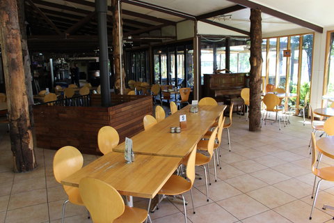 Tullah Lakeside Lodge - Accommodation QLD 35