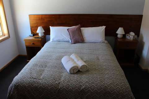 Tullah Lakeside Lodge - Accommodation QLD 2