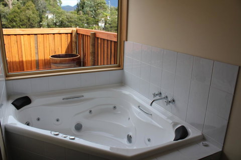 Tullah Lakeside Lodge - Accommodation QLD 17