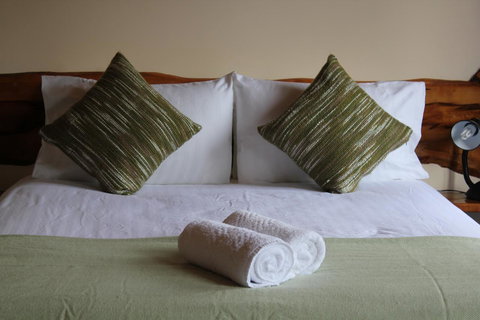 Tullah Lakeside Lodge - Accommodation QLD 18