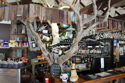 Tullah Lakeside Lodge - Accommodation QLD 29