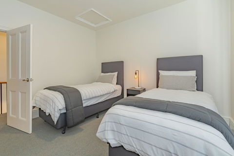 4 Bedroom House - Hobart CBD - Free Parking - Free WIFI - Accommodation QLD 13