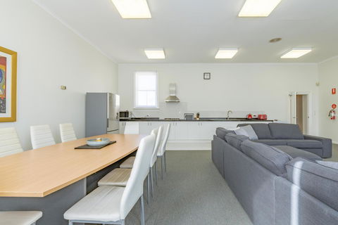 4 Bedroom House - Hobart CBD - Free Parking - Free WIFI - Accommodation QLD 16