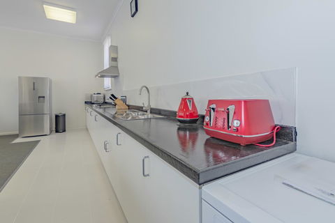 4 Bedroom House - Hobart CBD - Free Parking - Free WIFI - Accommodation QLD 2