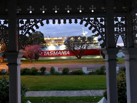 Riverbank Villa - Accommodation QLD 0