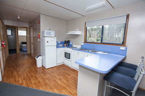 Seven Mile Beach Cabin And Caravan Park - Accommodation QLD 3