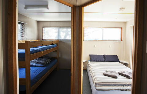 Seven Mile Beach Cabin And Caravan Park - Accommodation QLD 14