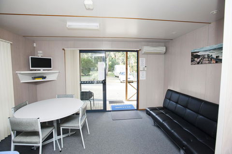 Seven Mile Beach Cabin And Caravan Park - Accommodation QLD 12