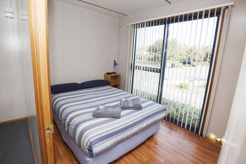 Seven Mile Beach Cabin And Caravan Park - Accommodation QLD 7