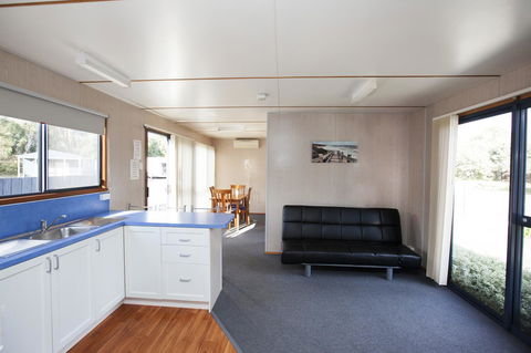 Seven Mile Beach Cabin And Caravan Park - Accommodation QLD 6