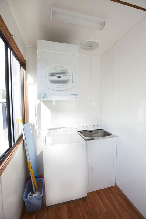 Seven Mile Beach Cabin And Caravan Park - Accommodation QLD 5