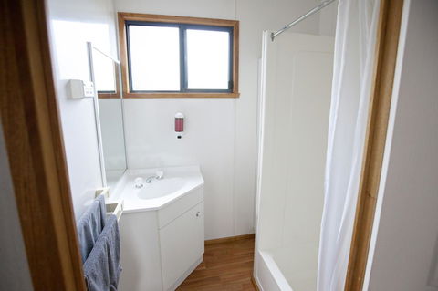 Seven Mile Beach Cabin And Caravan Park - Accommodation QLD 10