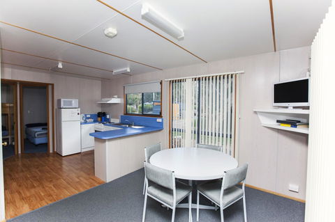Seven Mile Beach Cabin And Caravan Park - Accommodation QLD 4
