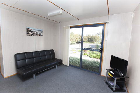 Seven Mile Beach Cabin And Caravan Park - Accommodation QLD 18