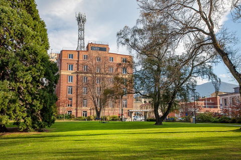 Mantra One Sandy Bay Road - Accommodation QLD 0