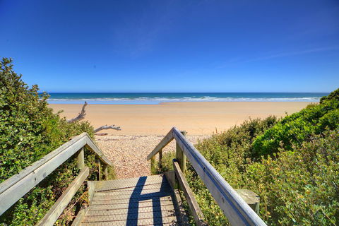 Amare Beachside Luxury - Accommodation QLD 24