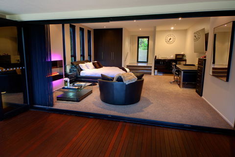 Amare Beachside Luxury - Accommodation QLD 18
