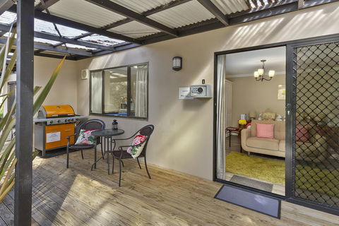 Oyster Cove Chalet - Accommodation QLD 3