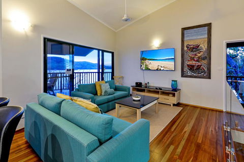NEWLY BEAUTFULLY RENOVATED 16 The Casuarina - 3 Bedroom House With 180 Degree Ocean Views - Accommodation QLD 3