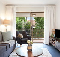 Newly-furnished 2-Bed Apartment with Gym and Pool - Accommodation QLD