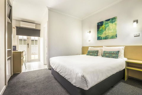 Nightcap At Skyways Hotel - Accommodation QLD 0