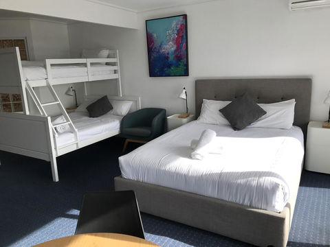 North Pier Hotel - Accommodation QLD 3