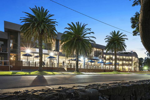 North Pier Hotel - Accommodation QLD 0