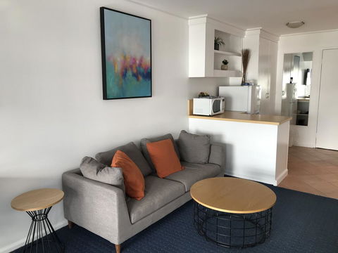 North Pier Hotel - Accommodation QLD 1