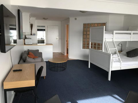 North Pier Hotel - Accommodation QLD 2