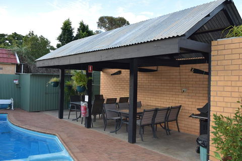 Oasis Motor Inn - Accommodation QLD 3