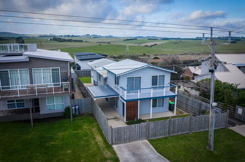Ocean Chill 10 Minutes Drive To Phillip Island, Pet Friendly Family Home Sleeps 8 - Accommodation QLD 3