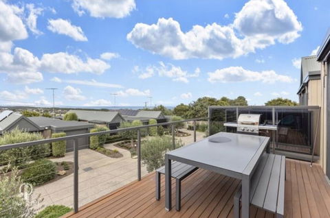 Ocean Grove House With Fantastic Ocean Views - Accommodation QLD 2