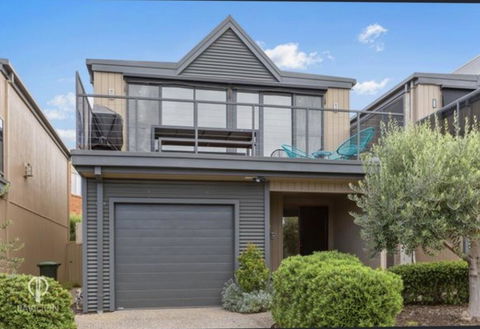 Ocean Grove House With Fantastic Ocean Views - Accommodation QLD 1