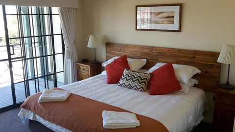 Ocean Sunsets - 2 Bedroom Converted Warehouse Apartment - Accommodation QLD 1