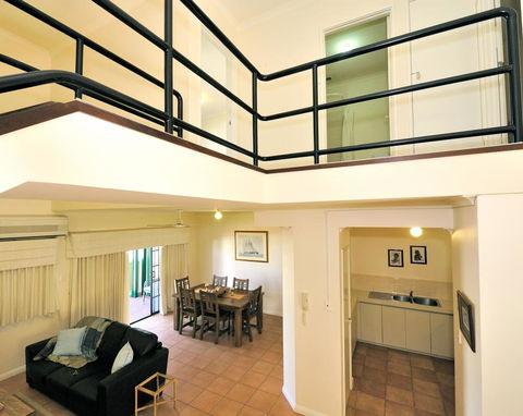 Ocean Sunsets - 2 Bedroom Converted Warehouse Apartment - Accommodation QLD 3